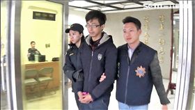 黃男在私立科技大學進修財金課程，卻找來3名具電腦專長的同夥，刊登借貸廣告騙取人頭帳戶，再以詐騙老哏詐取網購民眾的金錢，警方循線逮獲黃嫌等人（翻攝畫面）