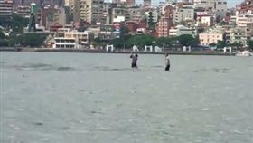 武功重現？淡水河驚見漁人「水上飄」　圖／網友藍燁提供