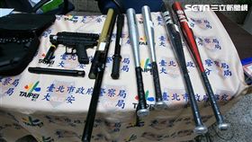 天道盟太陽會份子蔡建三、劉智揚販售中古BMW轎車，卻誆騙被害人貸款後拿走現金，在逼迫對方簽下本票，故技重施導致被害人欠下493萬元，警方循線逮獲兩人及三名幫眾（翻攝畫面）