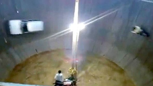 印度特技表示　汽車失控墜落砸死騎士