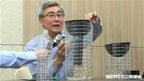 教授杜武俊說明，利用寶特瓶、黑色紙或黑膠帶、及蜂蜜水，就能製作出捕蚊神器。（圖／記者楊晴雯攝）