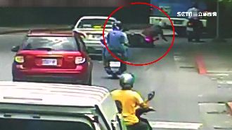 大車吊臂漏油　駕駛不知害8騎士慘摔