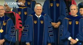 跟川普比糗! 美副總統彭斯開講.學生竟走光