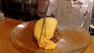刀一劈洩金黃蛋液　神蛋包飯華麗變身