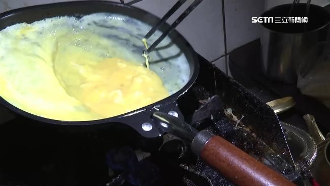 狂! 刀一劈洩金黃蛋液 歐姆蛋華麗變身