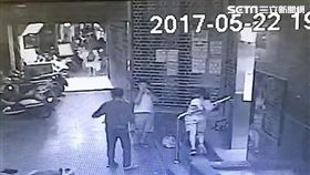 連男因服用安眠藥導致精神不佳，竟騷擾安親班門口等候接送的兩兄妹，嚇得兩人逃上母親轎車，連男還試圖打開車門未能得逞，由於少婦不想提告，因此警方告誡連男不可再犯後任其離去（翻攝畫面）