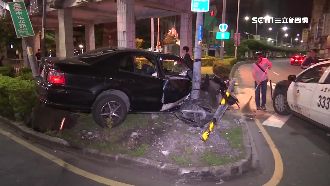 疑撿東西恍神　轎車自撞號誌桿釀2傷