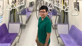 綠黨桃園市議員王浩宇搭機捷(圖/臉書)
