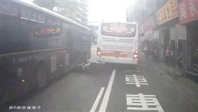 周男頭部險些遭路過公車輾過。（圖／擷取自YOUYUBE）
