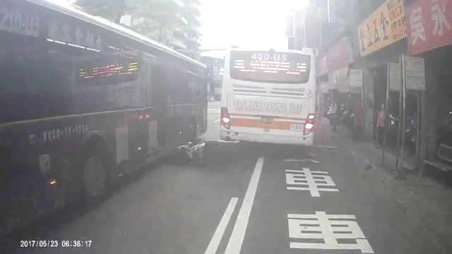 疑搶快鑽車縫　騎士自摔險遭公車爆頭