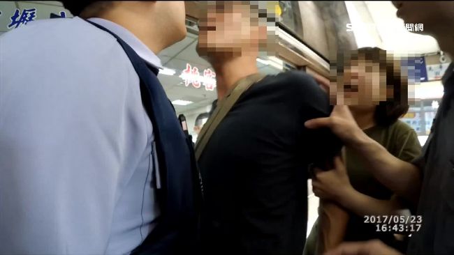 男叫囂嗆警要單挑　遭噴辣椒水制伏