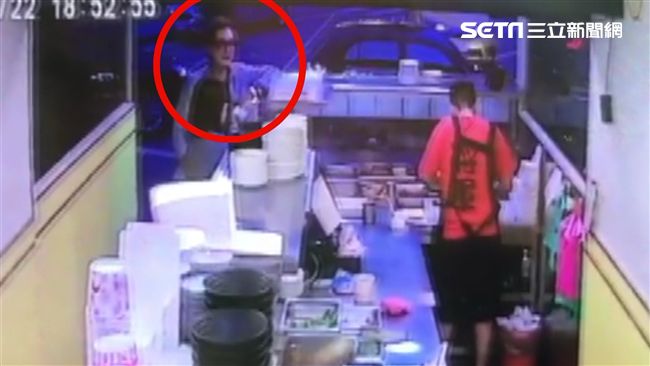 赴豬腳店買便當　陳星謹慎偷瞄監視器