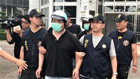 汐止角頭劉國才先前遭逮並查扣改造手槍，他竟兩度購入瓦斯槍，再隨機掃射測試槍枝威力，警方循線逮獲他與旗下陳姓小弟（翻攝畫面）