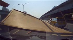 木製畫框噴飛撞上林男引擎蓋。（圖／翻攝畫面）