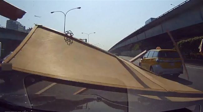 異想天開車頂運畫　噴飛重擊無辜車主