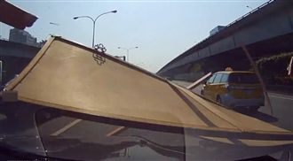 異想天開車頂運畫　噴飛重擊無辜車主