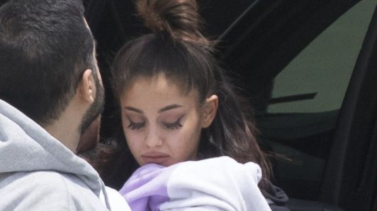 恐攻後首露面　亞莉安娜哭腫雙眼