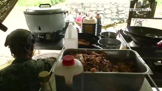 直擊漢光後勤　伙房兵戴鋼盔煮飯備戰