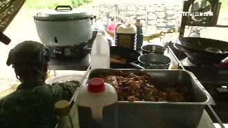 直擊漢光後勤　伙房兵戴鋼盔煮飯備戰