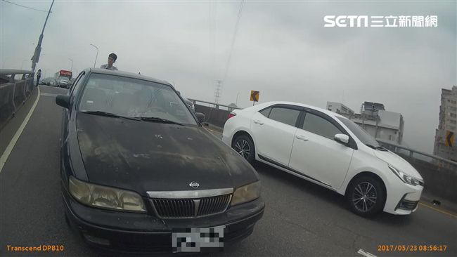車拋錨橋上釀回堵　暖警推車下橋解圍
