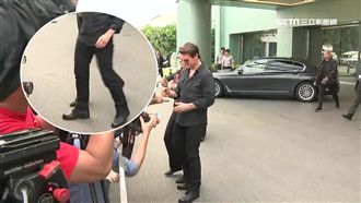 阿湯哥帥氣登台　被粉絲抓包走路卡卡