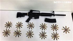 張男販毒擔心遭黑吃黑，竟隨身攜帶美製AR-15突擊步槍，警方趁他外出遛狗時一舉逮獲，訊後依槍砲及毒品罪送辦（翻攝畫面）