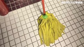 八旬老翁吃晚飯打翻湯　遭女看護當「人肉拖把」拖地。（示意圖／蘇怡璇攝）