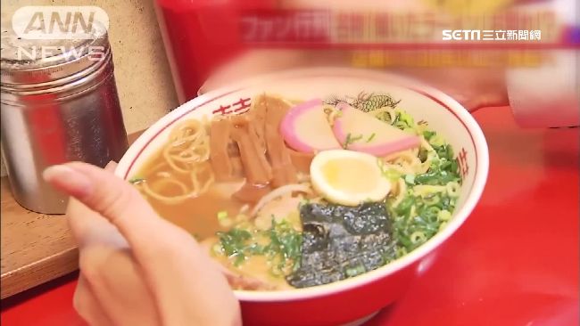 日本拉麵店爆紅　拉麵上桌竟要歪著吃