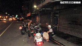 王男與友人共乘一輛機車，因逆向行駛又闖紅燈遭警攔下盤查，王男受檢時用腳指夾住1包安非他命，仍被警員眼尖發現毒品（翻攝畫面）