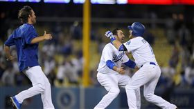 ▲道奇Forsythe（右）在第13局下擊出再見安打，柯蕭衝上前慶賀。（圖／美聯社／達志影像）