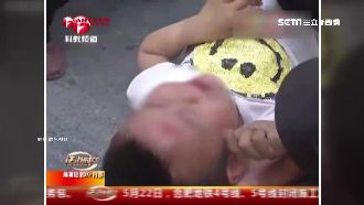 兒子被撞倒地　男罵完肇事者自行離去