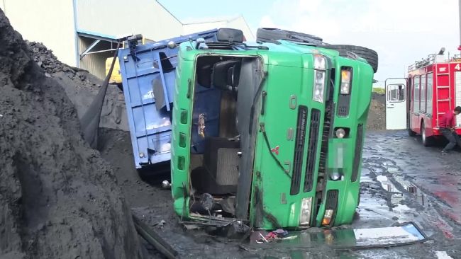 砂石車倒車翻覆　司機副駕駛座斷頸亡
