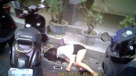 陳女醉倒路旁，險遭撿屍。（圖／翻攝畫面）