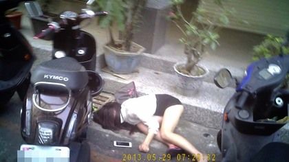 短裙辣妹醉翻路倒　暖警送醫驚見底褲