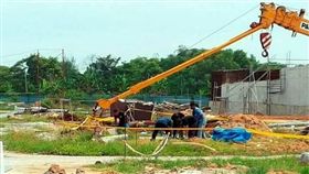 ▲工人遭起重機電纜斷頭。（圖／翻攝自《deathaddict》）https://forum.deathaddict.com/threads/crane-accident.7350/