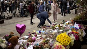 ▲人們對曼城罹難者獻上鮮花。（圖／美聯社／達志影像）
