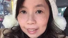 專欄作家楊馨丈夫將醫院輪椅放到自家車上依竊盜罪現行犯逮捕。（圖／翻攝當事人臉書）