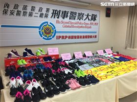 警方起獲大批仿冒商品。