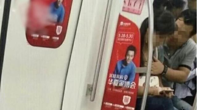 地鐵內情慾流動　男女公然親親又揉胸