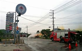 苗栗矽甲烷貨車加油站旁起火　警消不敢大意暫時封路
圖／中央社