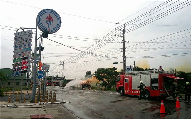 化學車在旁起火冒黃煙！加油站拉警報