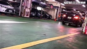 李姓女藥商業物進入馬偕醫院地下停車場停車時，人未下車機械停車格卻已啟動，導致她開車門時撞擊到鋼架後損壞，業者事後允諾全額賠償，李女仍將此事PO上《爆料公社》（翻攝畫面）