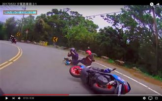 考到駕照「跑山」　過彎打滑飛進水溝