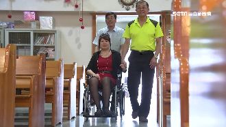 罹罕見疾病不服輸！她坐輪椅送愛心