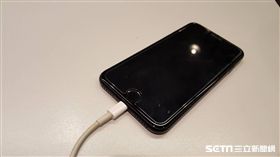 手機、iPhone、充電、沒電、低頭族、蘋果