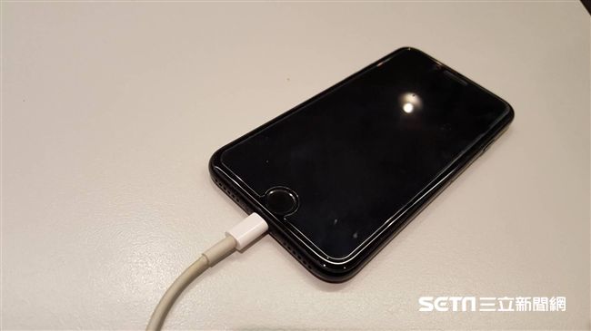 電剩5％狂自拍　她I6秒變「空機」