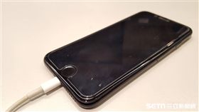 手機、iPhone、充電、沒電、低頭族、蘋果