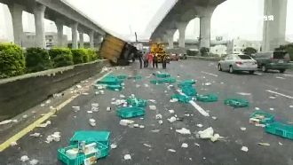 急閃害大貨車翻！回收物撒滿國1車道