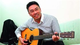 新新聞1577期,轉任律師的楊晴翔工作雖然緊湊，仍擠出時間重拾吉他等興趣。攝影／郭晉瑋