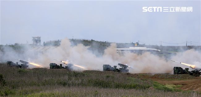 雷霆2000多管火箭實施射擊。（記者邱榮吉/攝影）